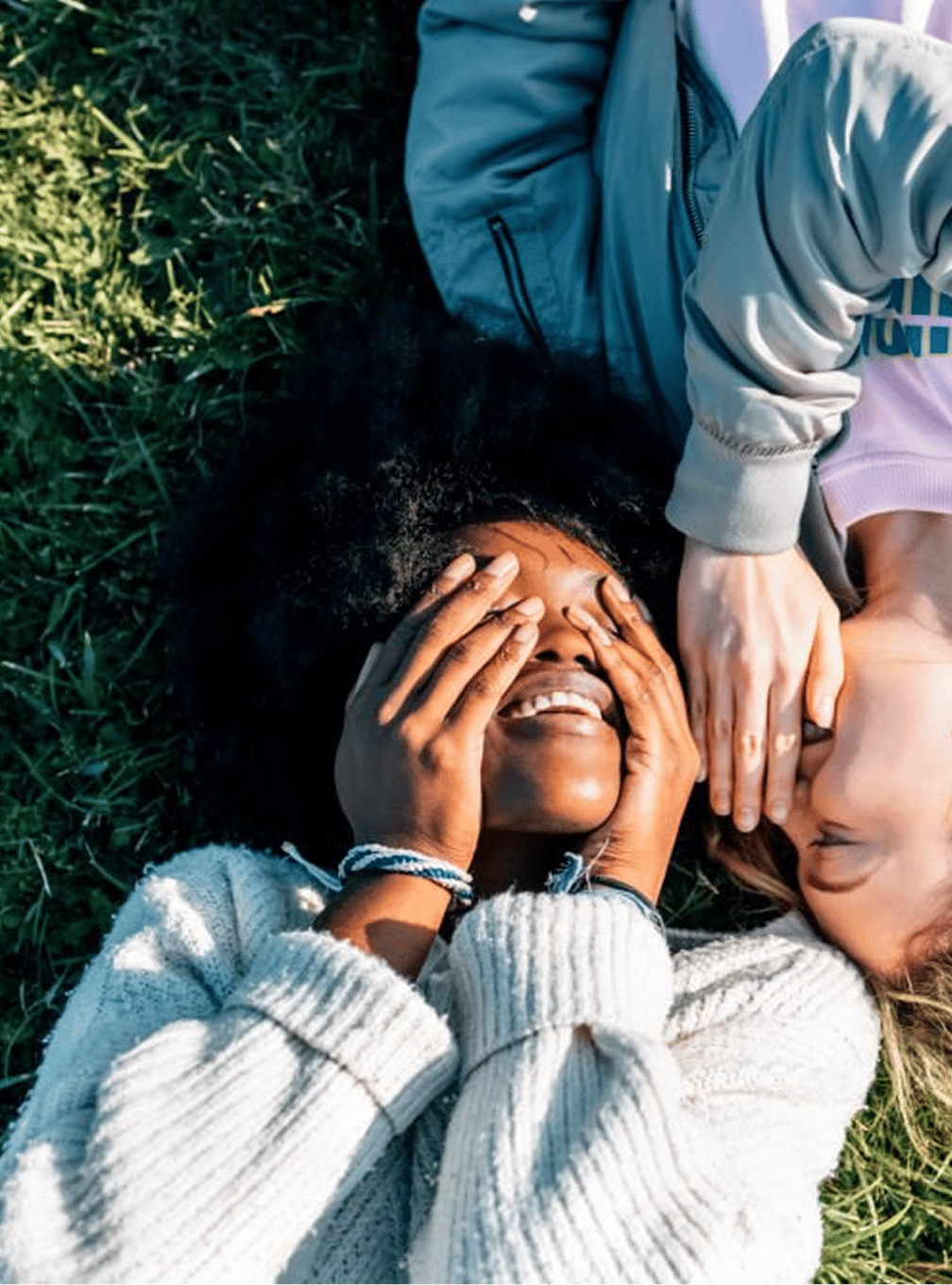 Personne souriante avec les mains sur les yeux