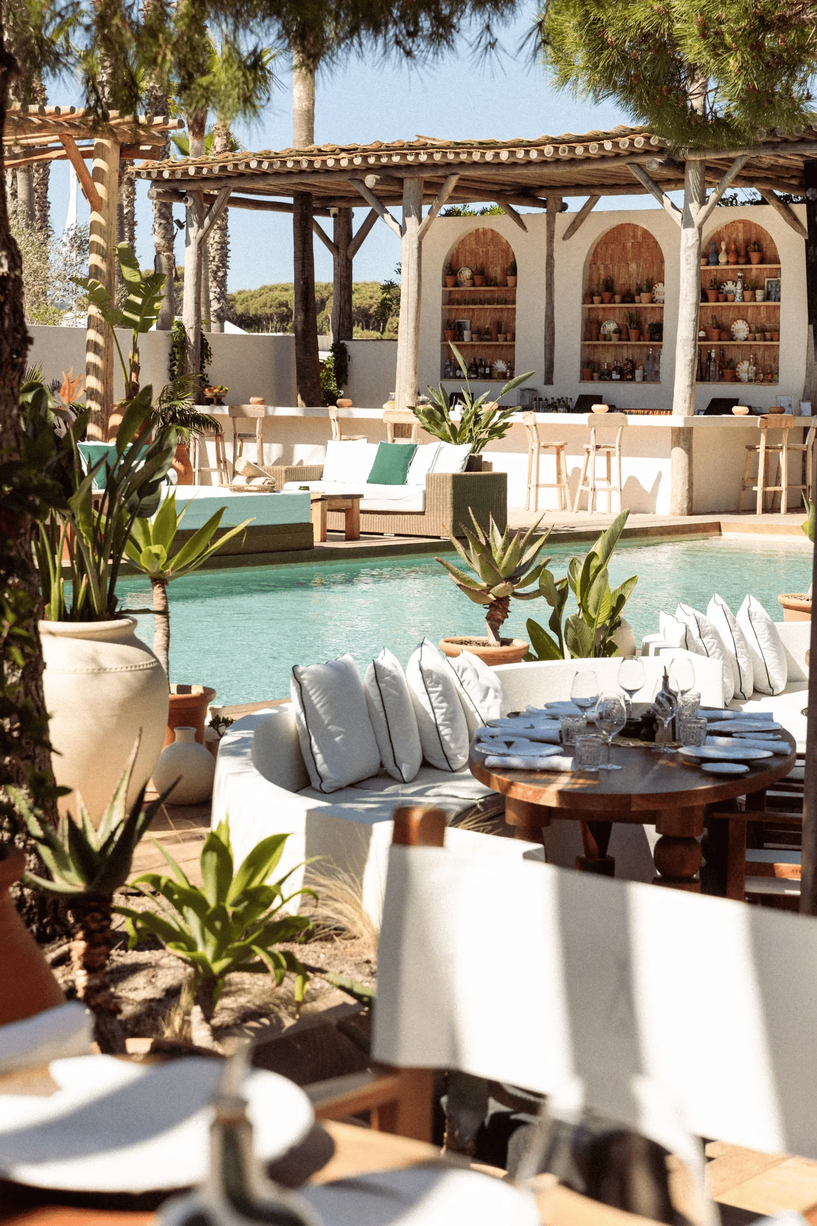 Terrasse ensoleillee a Saint-Barth avec piscine